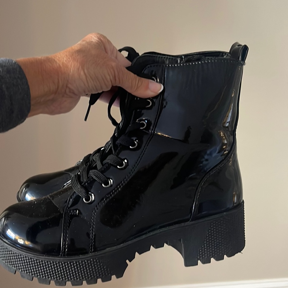 Comfortable black patent boots /side zip lug sole